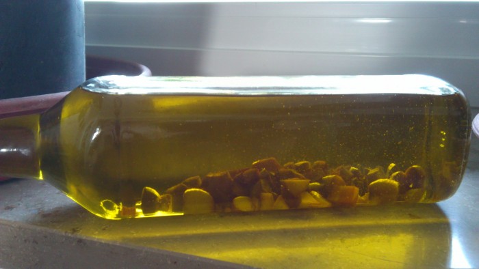 Knoblauch-Olivenöl selbstgemacht. Auch schön zum Verschenken und Mitbringen