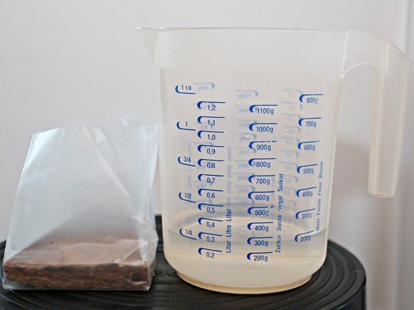 Für einen Liter POP UP-Substrat benötigt man 250ml lauwarmes Wasser.