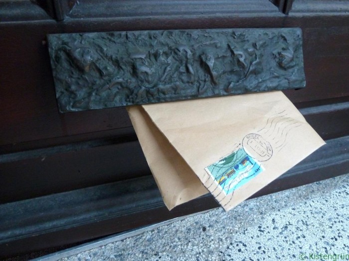 Briefumschlag im Briefkasten, © Melanie Öhlenbach / Kistengrün